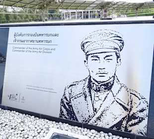 Ehrenhain, ca 300m Richtung Innenstadt laufen