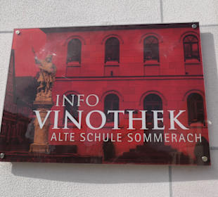 Bei der InfoVinothek Sommerach
