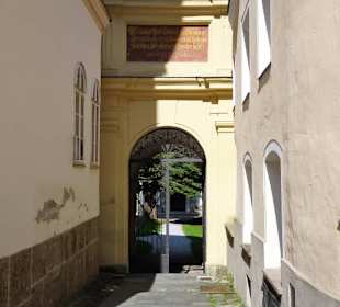 Der Zugang zum Sebastiansfriedhof