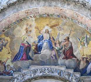 Bilder im Eingangsbereich Markusdom