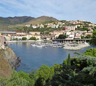 Blick über die Bucht auf die Altstadt von Cerbère