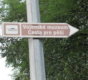 Wegweiser, hinter der Brücke nach rechts