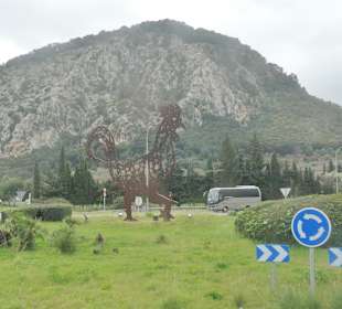 Der Rostige Gockel im Kreisverkehr von Pollença
