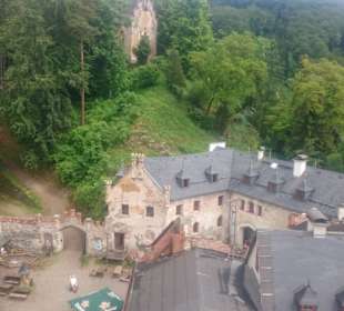 Blick vom Turm auf den Burghof