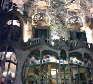 Casa Batlló abends angestrahlt
