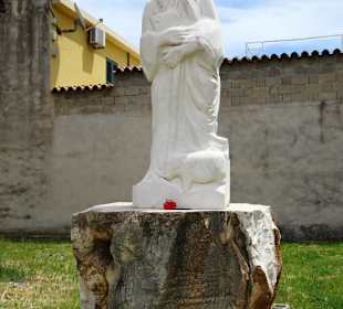 Skulptur im Kirchengarten