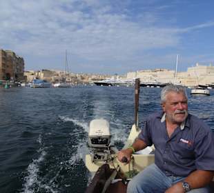 Mit dem Holzboot durch den Hafen von Valletta