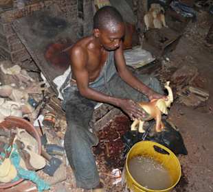 Schnitzer bei der Arbeit