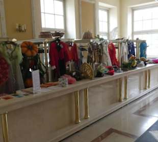 Gewänder und sonstiges Zubehör in der Oper