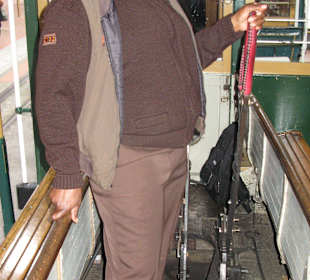 Stolze Fahrerin der Kabelbahn