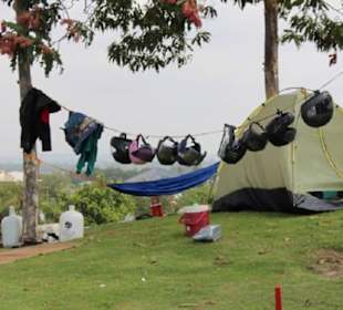 Durchzogen mit kleineren Hügeln