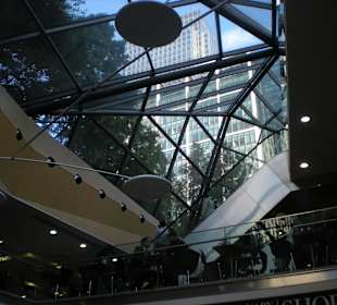 Mit der Rolltreppe ins unterirdische Einkaufszentr