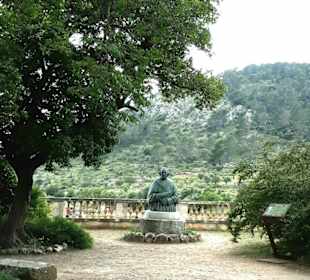 Garten mit Statue