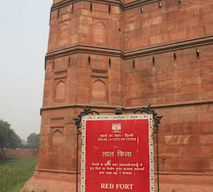 Außenmauer des Red Fort