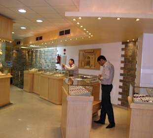 Schmuckabteilung in Safaga Road Shop