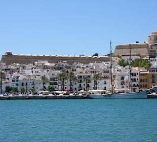 Mit dem Boot von Eularia nach Ibiza Stadt