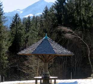 Raststation mit Blick auf die Alpspitze