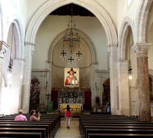 Innenraum mit Flügelaltar