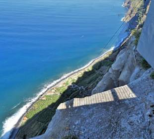 Blick von der Bergstation der Seilbahn auf´s Meer