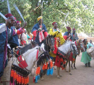 fantasia vor dem palast des lamido