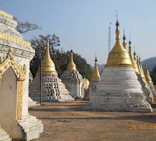 Stupas am Fuße des Aufstieges zur Höhle