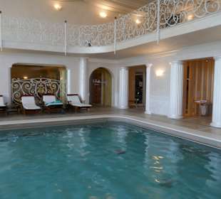 Ein Innenpool mit Thermalwasser