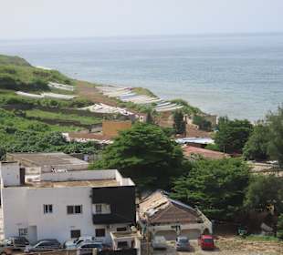 Blick auf die Fischerboote neben der Moschee