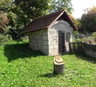 Brunnenhaus mit Quelle Lonsingen