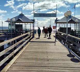 Der Strand mit der Seebrücke von Grömitz
