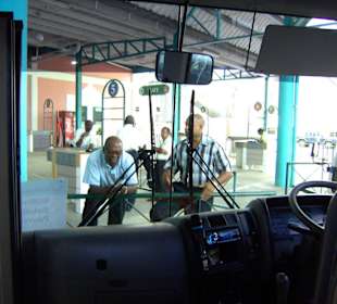 Bus & Fahrer vor dem Hafen