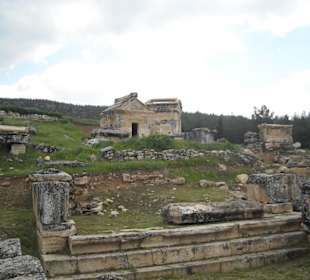 Grobowce w starożytnym mieście Hierapolis 