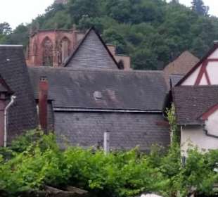 Blick auf Ruine Wernerkapelle und Burg Stahleck