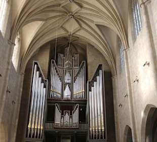 Deckengewölbe und Orgel