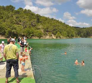 Erfrischung im türkis-blauem Wasser