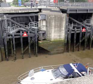 Doppeltore der Schleuse zur Weserseite