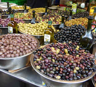 Oliven-Stand auf dem Carmel Market