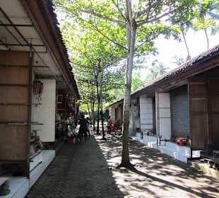 Einkaufstraße vor dem Eingang