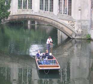 Punting an der Seufzerbrücke am Cam