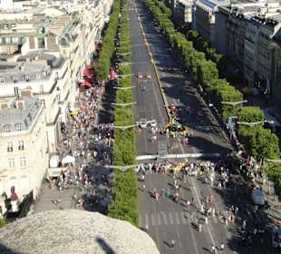 Widok na Champs-Elysees z wieży Łuku Triumfalnego