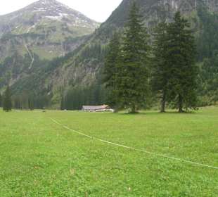 Blick vom Rundgang am See in die Berge