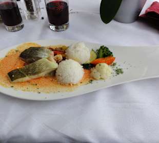 Skrei Fisch mit Krabbensauce, Reis und Gemüse