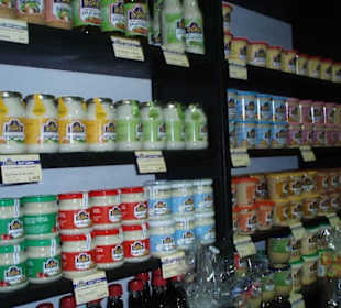 Volle Feinkost-Regale bei Born