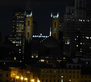 Notre Dame bei Nacht vom Hafen aus !