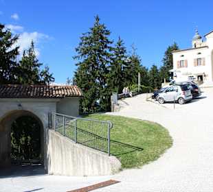 Auffahrt zu der Kirche