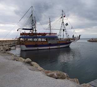 Kleiner Hafen neben Hotelstrand