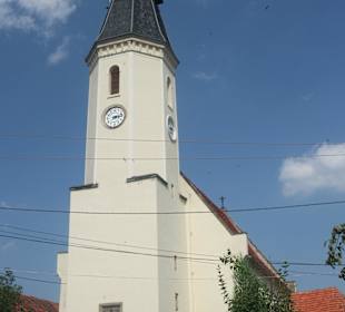 Kościół obok pałacu w Luboradzu