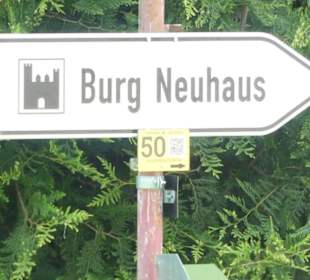 Wegweiser zum Fußweg zur Burg Neuhaus
