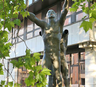 Skulptur „Mauern durchbrechen“ in der Mauerstraße