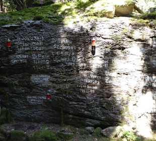 Mauer mit Namen der Verstorbenen