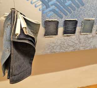 In den Ausstellungsräumen des Levi Strauss Museums